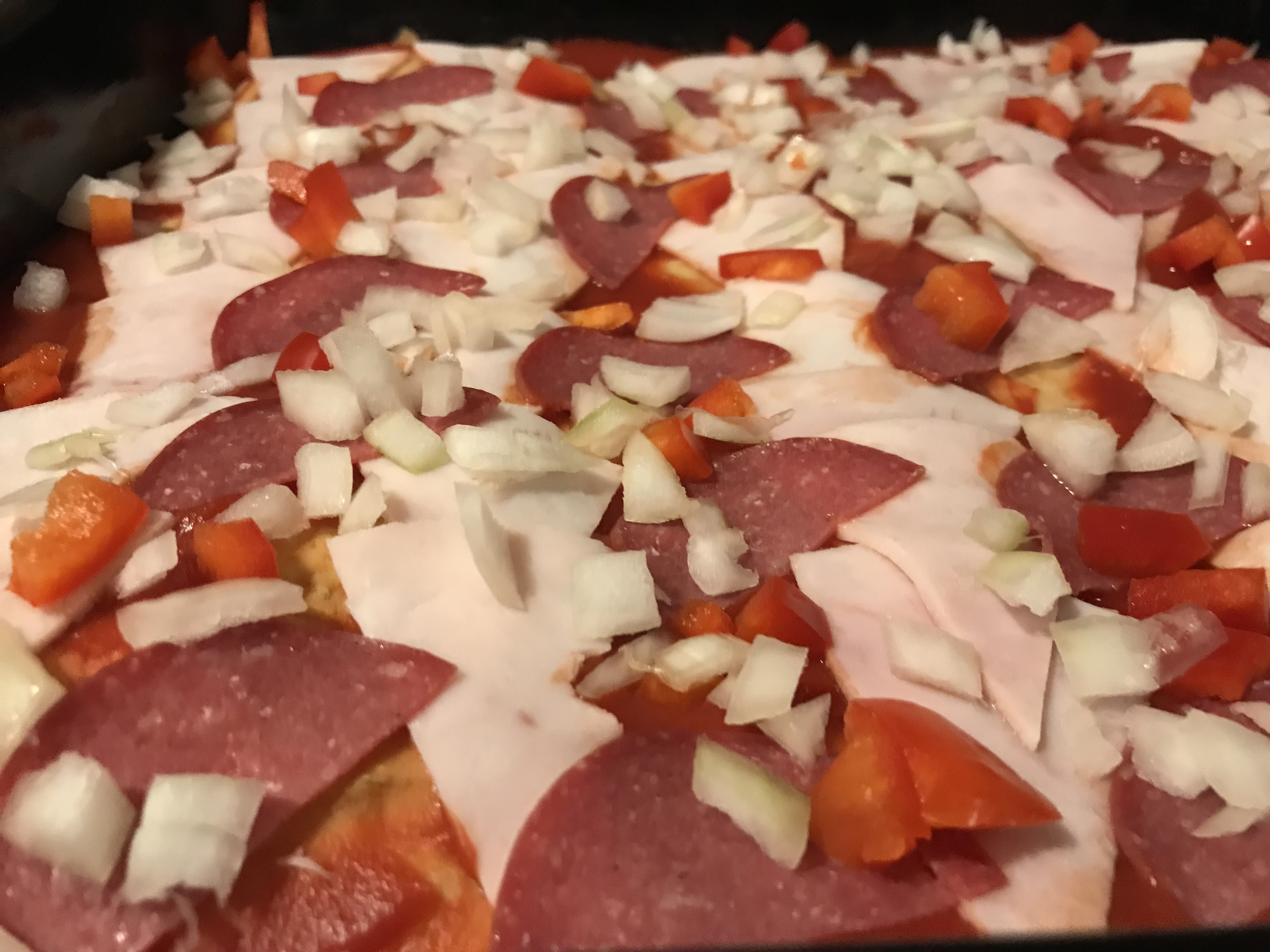 Pizza vom Blech // Salami, Schinken und Käsepizza
