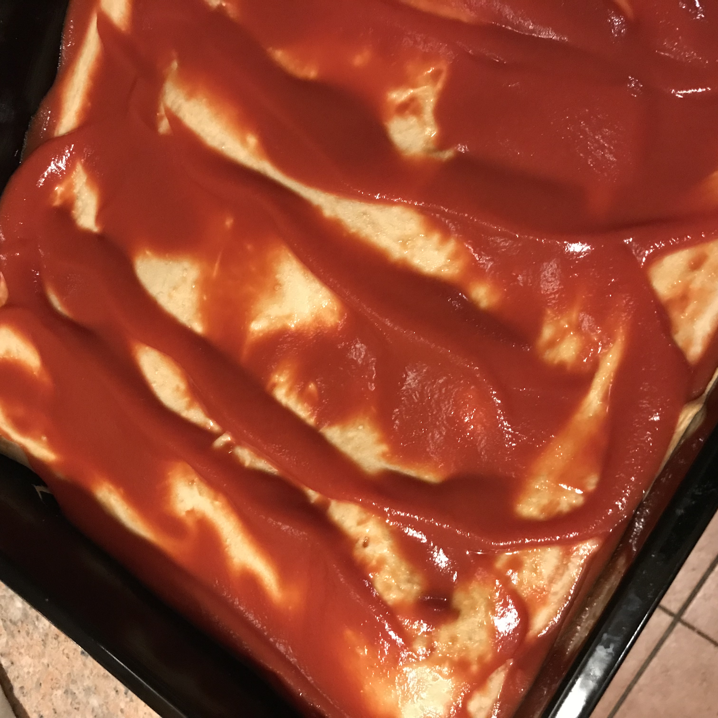 Pizza vom Blech // Salami, Schinken und Käsepizza – Bild 2